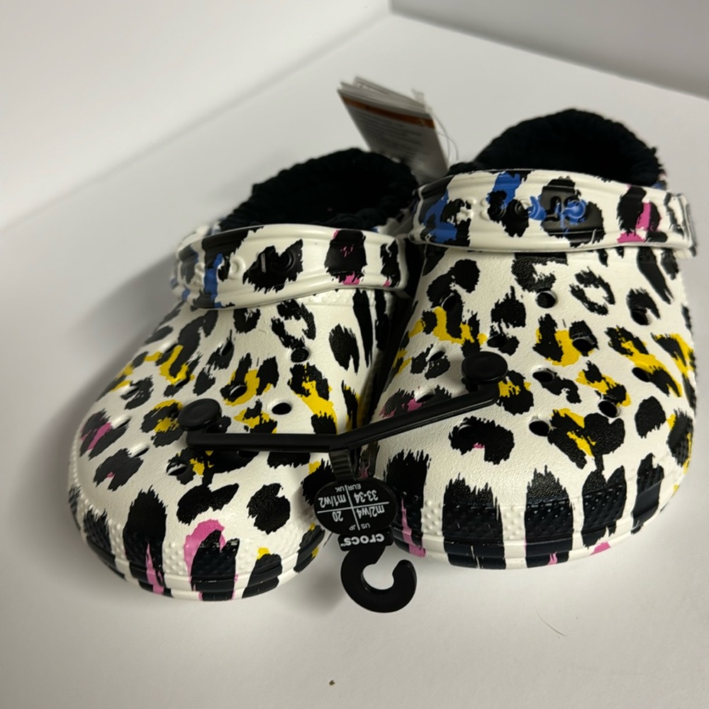 NEVER WORN - FLEECED LINED PRINT CROCS - SIZE 4
